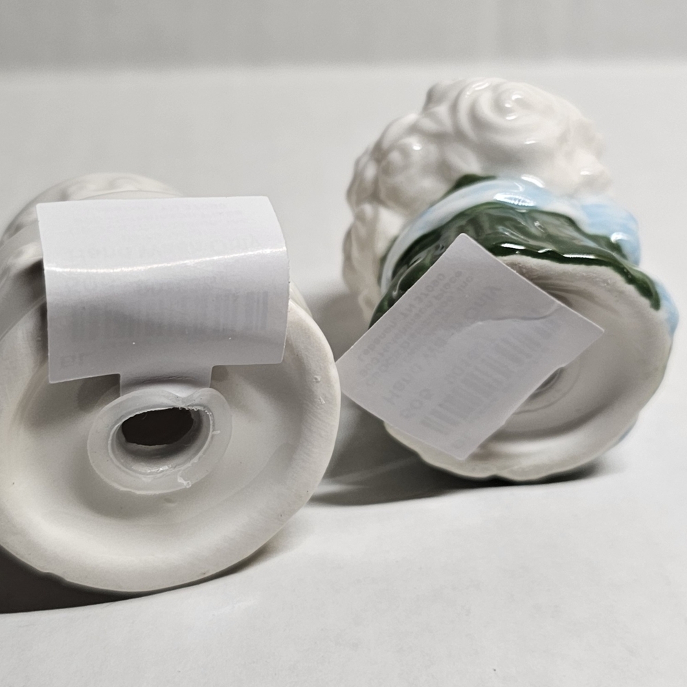 Miniature Salt And Pepper Shakers Shaped As A Wedding Cake In The Wedding Bouque - Picture 3 of 5